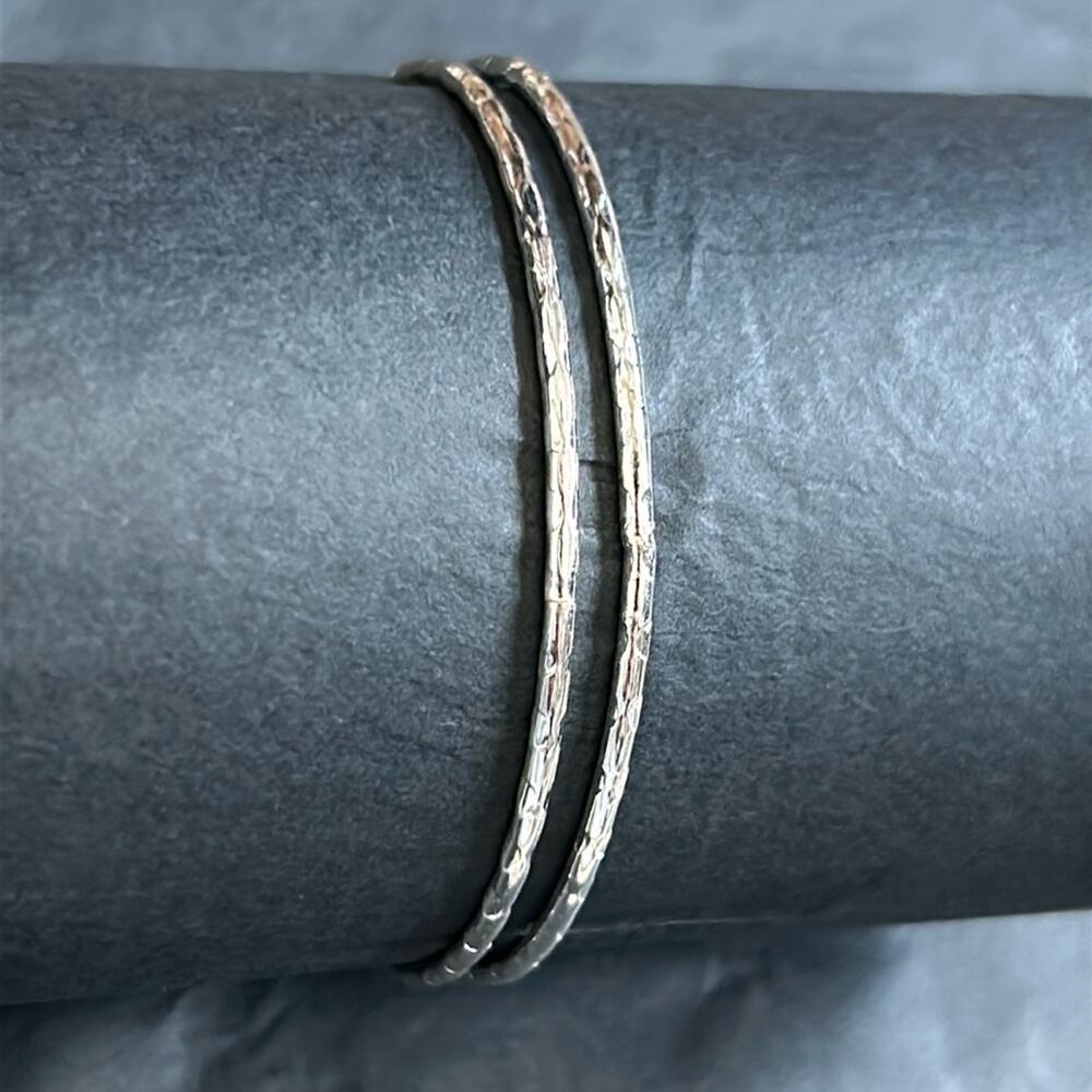 Women’s vintage set of 2 dainty silver tone textured bangle‎ bracelets one size